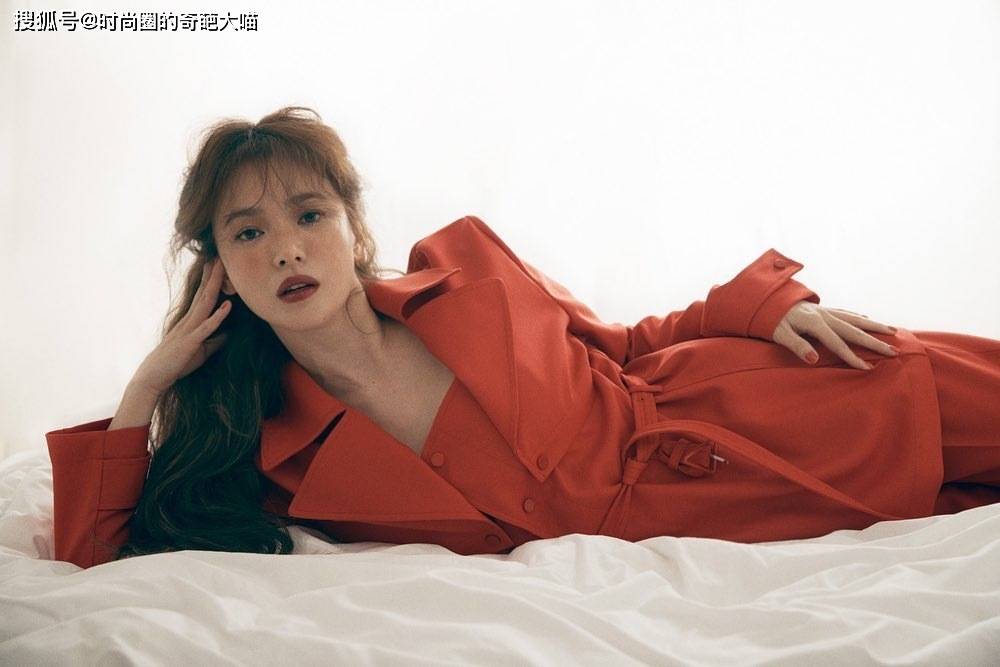 造型|宋慧乔的眼线是半永久了？每套造型强行装酷，不顾违和感直接硬套