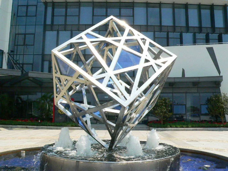 不锈钢金属雕塑的内空间和负空间的探索