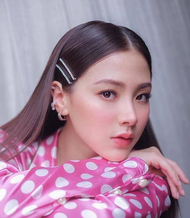 鼻尖|欧阳娜娜晒美照侧颜精致，山根鼻尖与以前差距大被质疑微调了鼻子