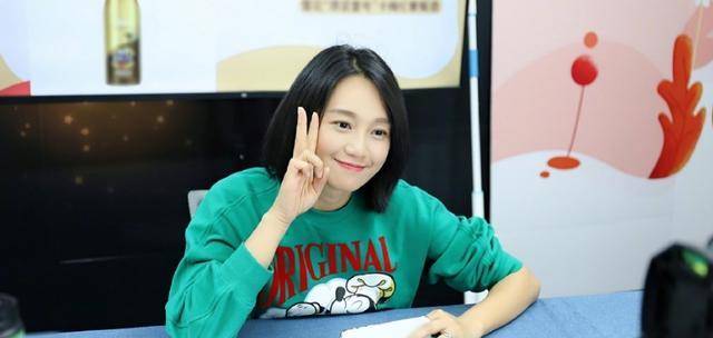 朱丹挺四个月孕肚抱女儿出街，素面朝天身材臃