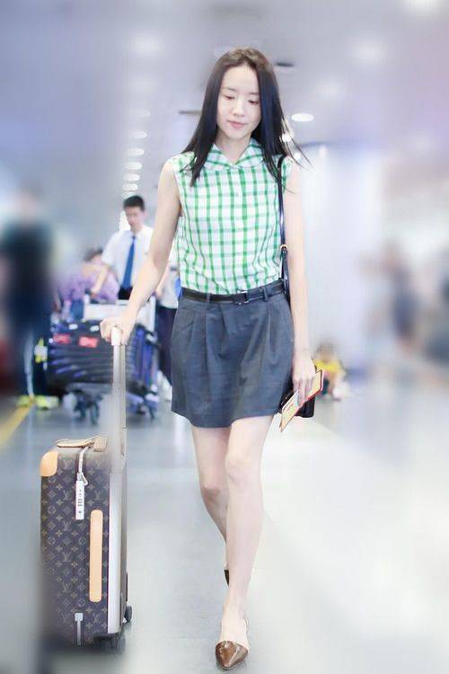 气质|董洁认真打扮起来还是好看，法令纹虽然掩盖不住，但气质赢回来了