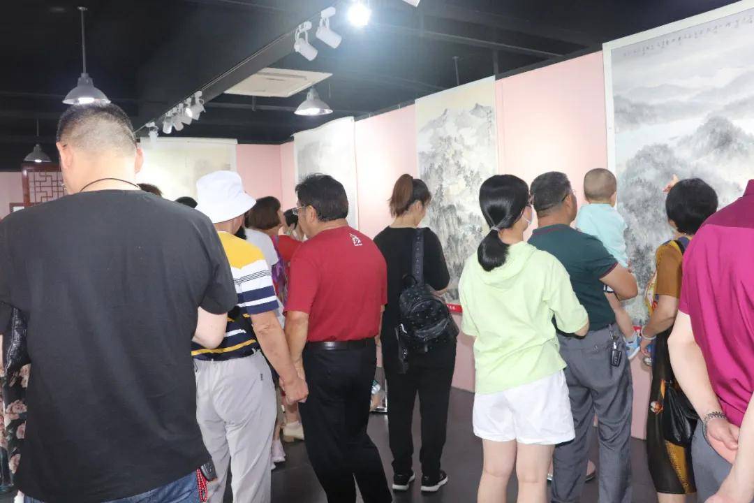 观展现场本场画展共展出当代山水名家韦国春先生数十幅精品力作，作品多