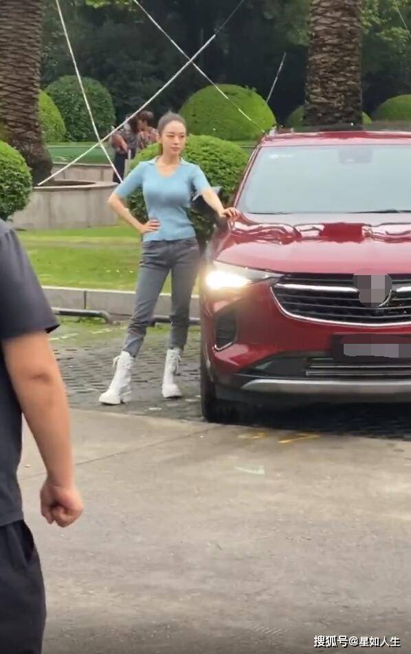 偶遇郎朗老婆独自拍广告，吉娜秒变表情引热议