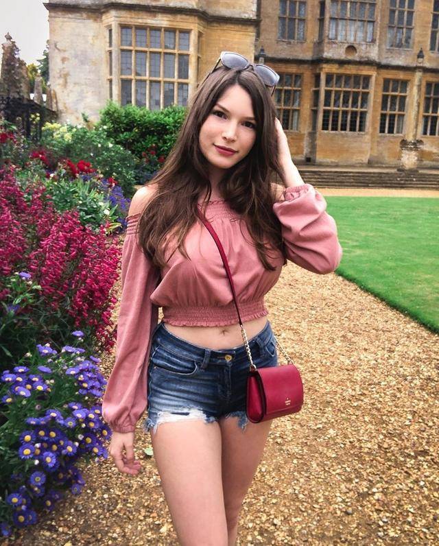 机场|原创蒋劲夫近照曝光，独自现身机场，戴耳钉项链穿扮嘻哈，纹身抢镜