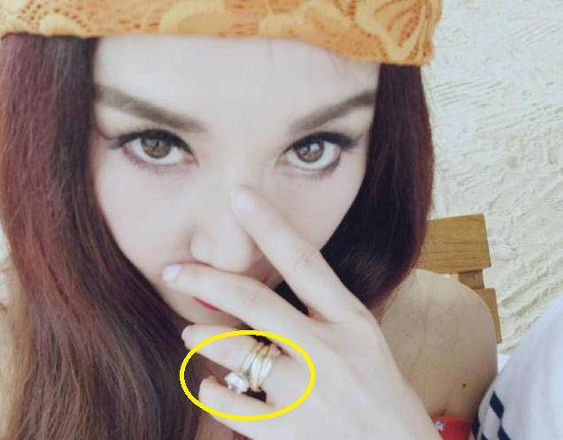 比基尼|53岁温碧霞穿比基尼，富豪老公被嘲黑又老，港风女神为显年轻太拼