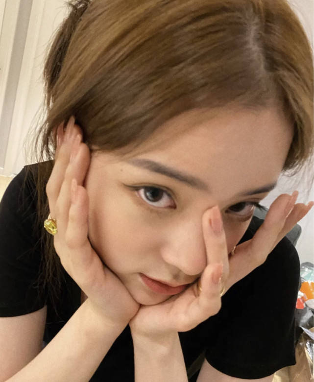 鼻尖|欧阳娜娜晒美照侧颜精致，山根鼻尖与以前差距大被质疑微调了鼻子