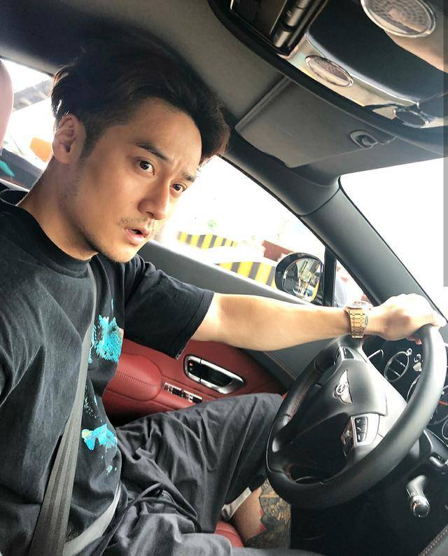 机场|原创蒋劲夫近照曝光，独自现身机场，戴耳钉项链穿扮嘻哈，纹身抢镜