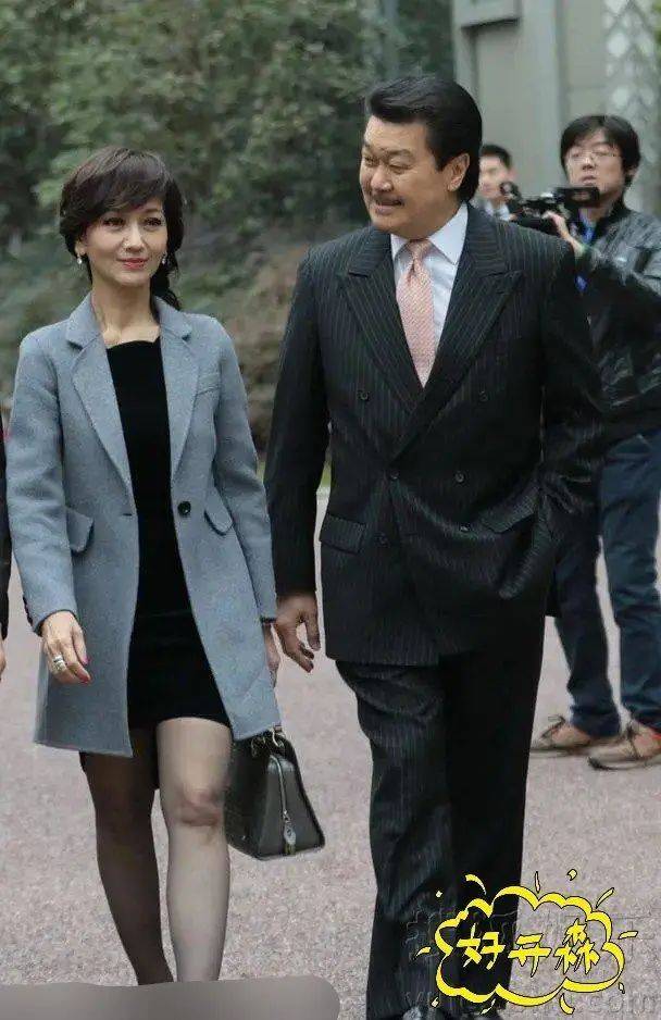 赵雅芝终现大女人一面,西服式风衣搭黑丝袜,高级感满满