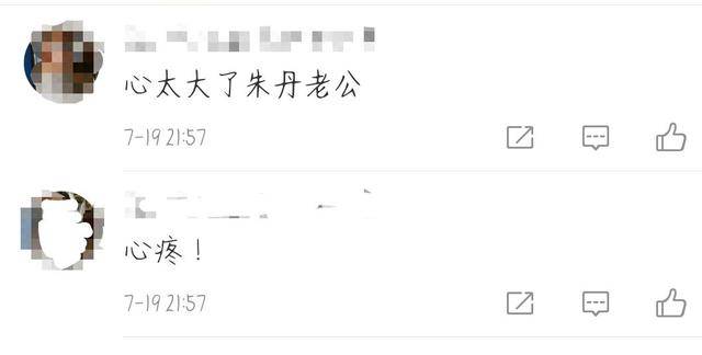 朱丹素颜出街挺孕肚还要带娃遛狗,不见周一围陪伴