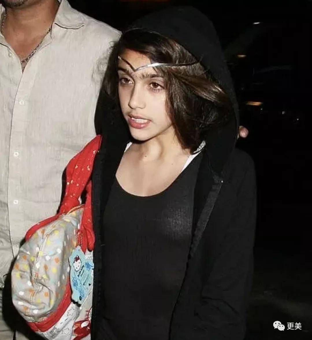 香奈儿|热巴新脸又没法看了,纯天然的她却被质疑用镰刀拉双眼皮?