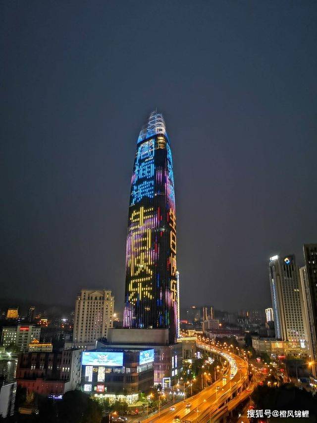 在7月19日上午在济南泉城路的世茂广场,齐鲁国际大厦,彩云大厦三处