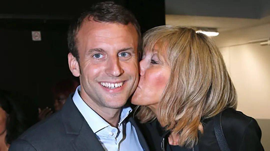 包秀大|67岁布里吉特放飞自我，拿名包秀大钻戒，没了教师身份更加洒脱！