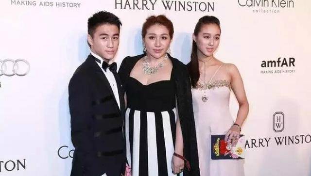 二房的何超葭,何超琼,何超仪站在最前面,随后是何超欣,何超莲,何超盈