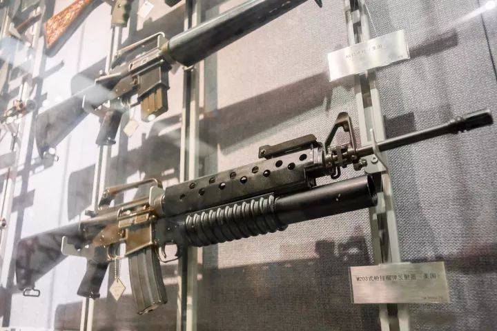 m203式枪挂榴弹发射器(美国).