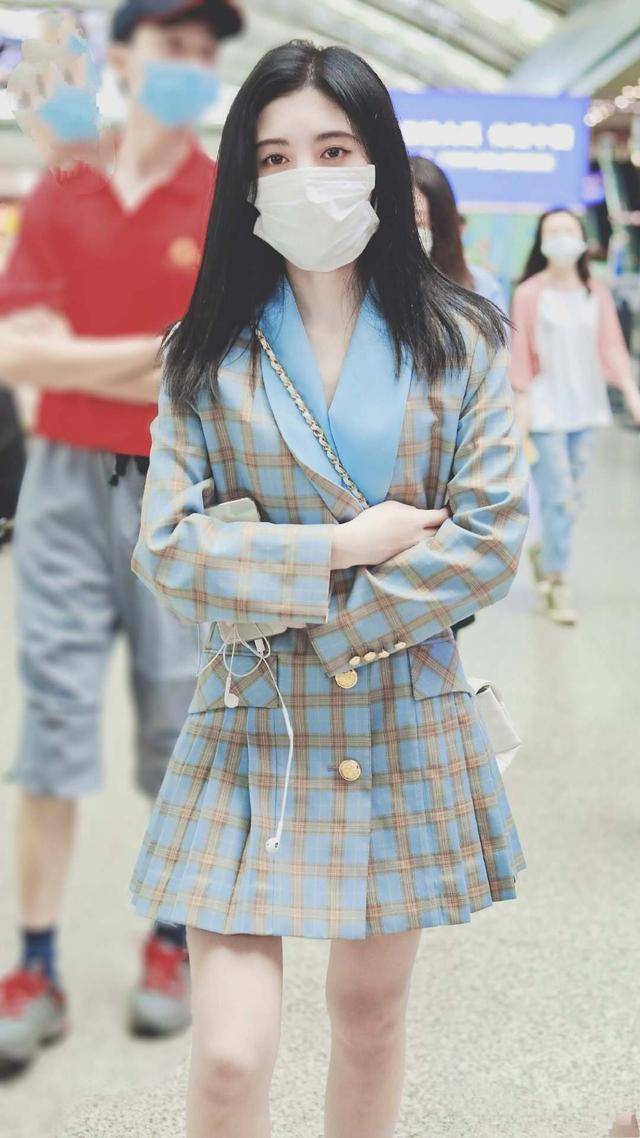 原创鞠婧祎公主裙造型美若天仙,踩15厘米高跟鞋引争议,有点不协调