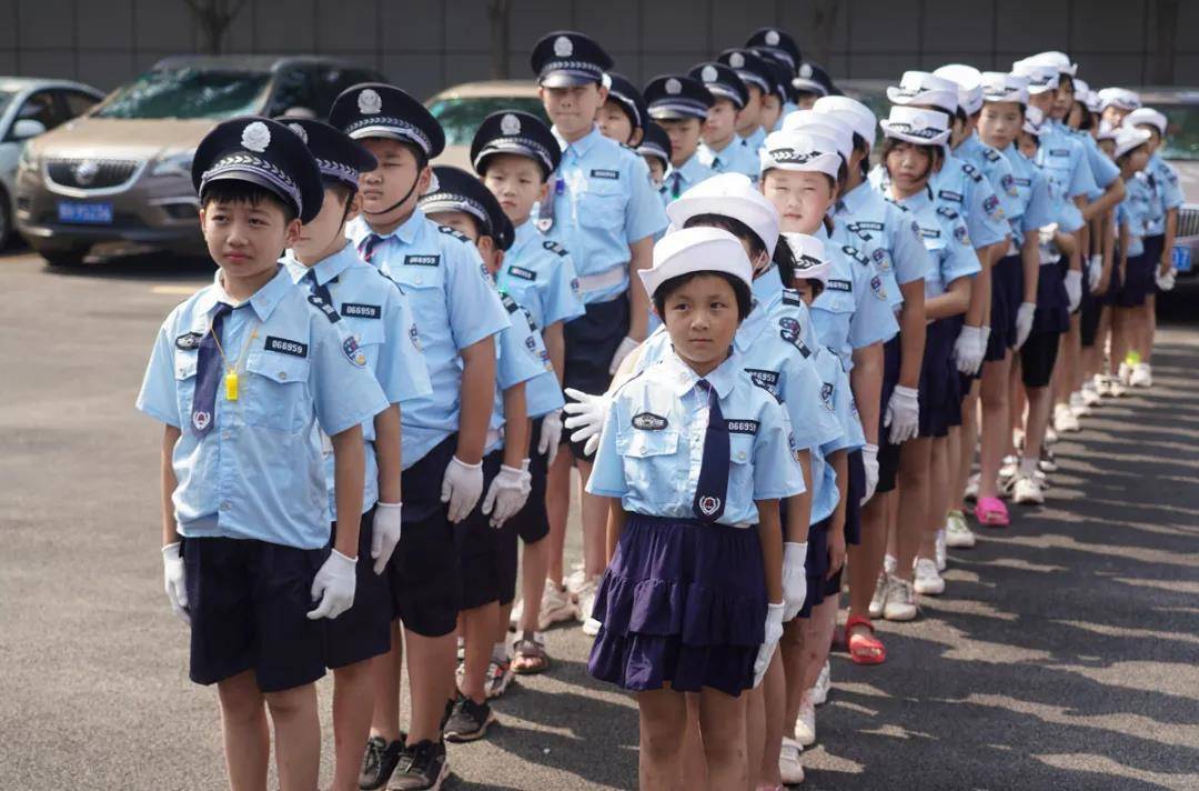 小小警察初体验,中投慈善圆孩子们一个"警察梦"