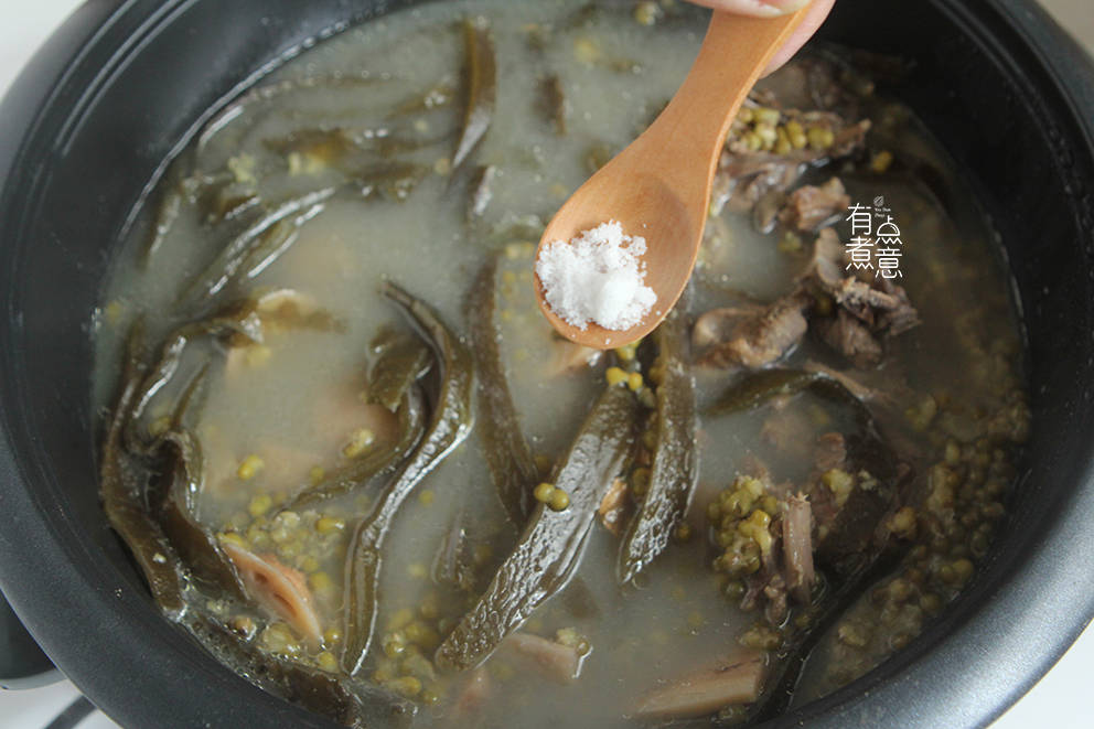 5,把鸭肉,海带,莲藕和绿豆放入汤锅中,加入适量清水,按下煲汤键.