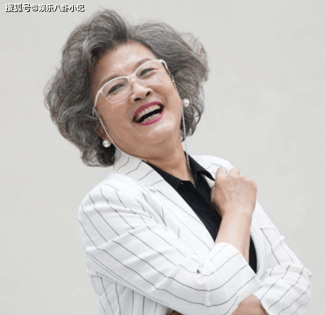 原创国家一级演员，曾为了事业致终生未育，61岁做奶奶的年纪当了妈妈
