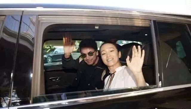 55岁巩俐与72岁法籍老公十指紧扣海滩度假,夫妻俩看起来很显年轻
