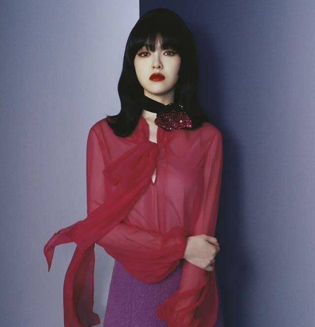 粉色|36岁唐嫣产后复工，穿粉色流珠裙出镜气质美绝，状态越看越年轻