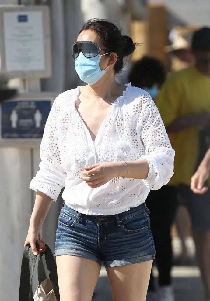 55岁巩俐与72岁法籍老公十指紧扣海滩度假,夫妻俩看起来很显年轻