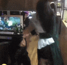 搞笑gif:这是我见过最长,最牛的自拍杆