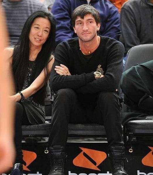 王薇薇|她是娱乐圈顶级设计师,70岁却有20岁体态,脸部下拉狂似衰老症