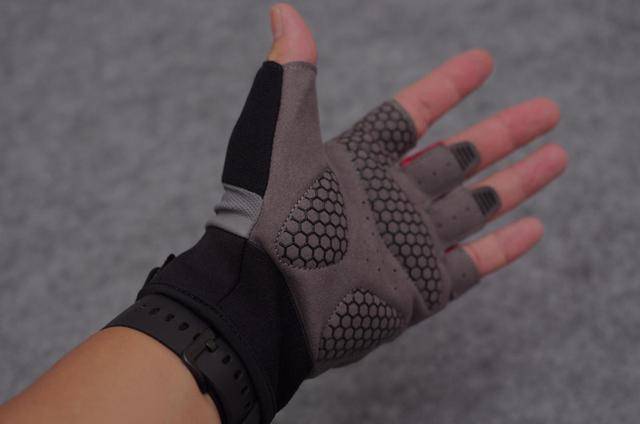 手套|【护具测评】一副怎样的运动健身手套才能满足90%健身爱好者的喜赖?
