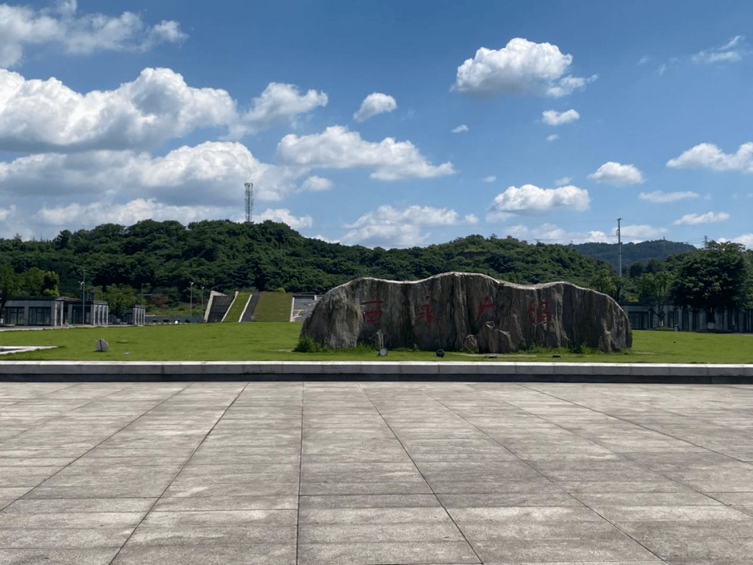 (实拍西永广场,背后就是寨山坪科学公园)