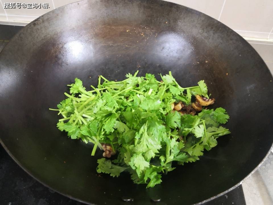 怎么炒干锅鱿鱼 9d55063a6f38410f9504b80b1c013ddb.jpeg