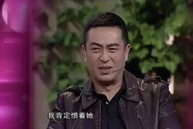 脑门|50岁张嘉译头发花白走路佝偻，女儿皮肤黝黑脑门宽大，不像父母