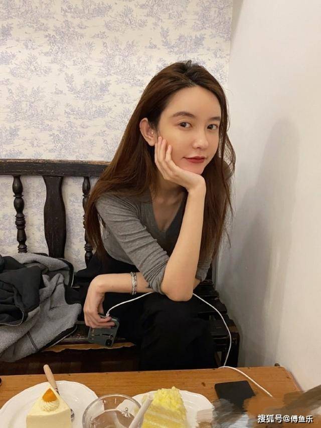 腹肌|没怀孕？张大奕拍照晒腹肌，身材不输董花花，闪亮肚脐钉抢镜！