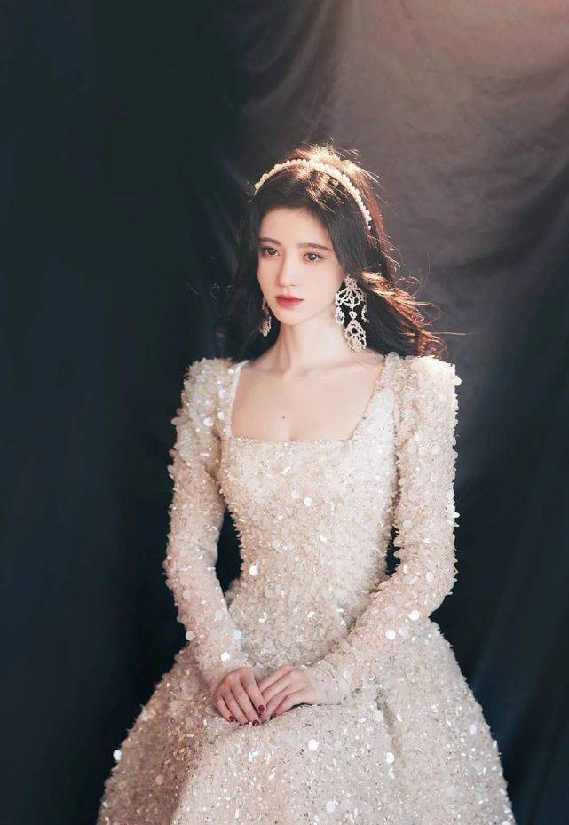 原创鞠婧祎美得过分!穿白色公主裙艳压全场,脚踩30cm高跟鞋不简单