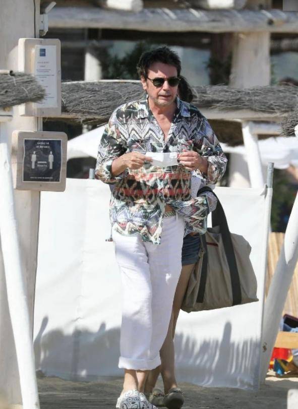 55岁巩俐穿着性感，与71岁丈夫十指紧扣，二人同