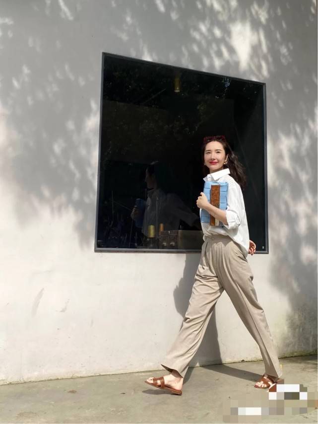 奢侈品|董花花晒美照奢侈品加身，拎名包贵气十足，专心搞事业变女强人