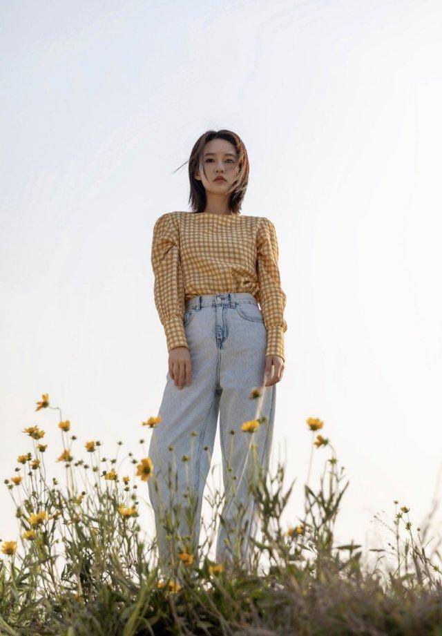 原创李沁的短发真美,穿格纹衫配牛仔裤清新又气质,不愧"氧气女神"