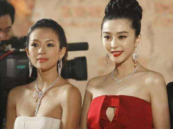 章子怡|范冰冰曾穿抹胸烈焰红裙同章子怡争艳!魔鬼好身材真诱人