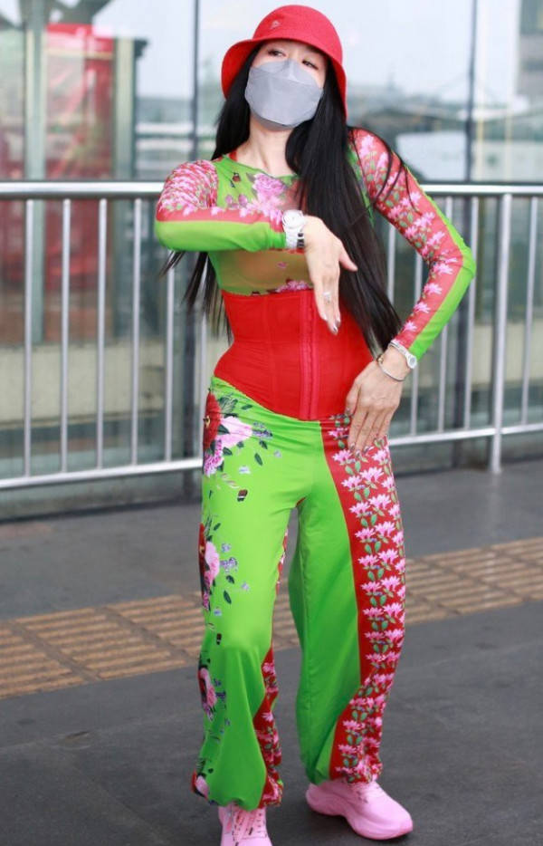 形象|谁能管住钟丽缇？把自己打扮成“翠花”露面，束身衣外穿谁敢尝试