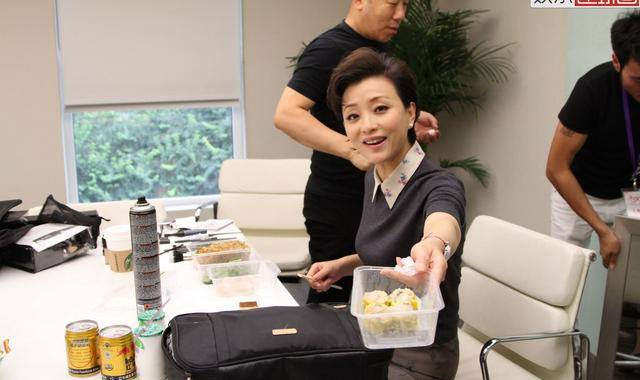 方法|52岁杨澜,体重常年95斤,瘦身方法曝光,仅有2点,学会就能瘦