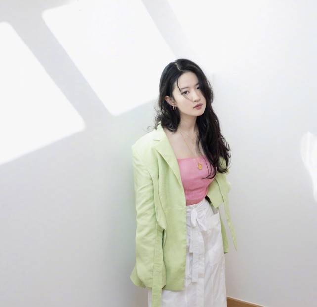 上衣|刘亦菲晒美照，穿粉色一字领上衣配白半身裙，网友：回归仙女状态