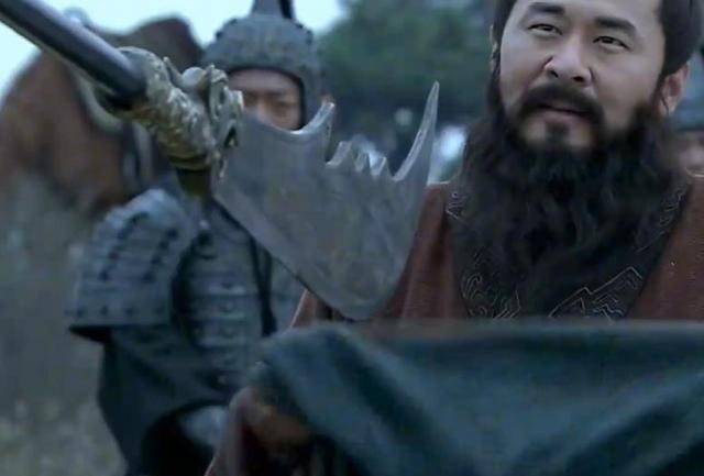 三国演义:曹操赐袍,老版关羽以刀挑起,新版就是为了戏弄曹操吧