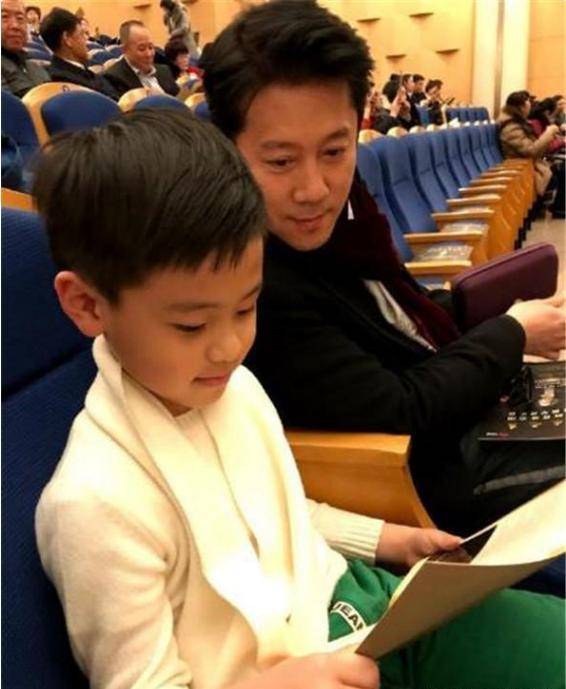 圈养|邓超“散养”儿子，蔡国庆“圈养”儿子，如今两个孩子差别明显