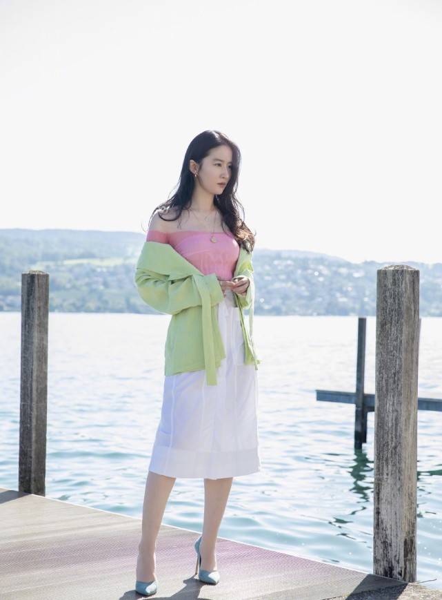 上衣|刘亦菲晒美照，穿粉色一字领上衣配白半身裙，网友：回归仙女状态