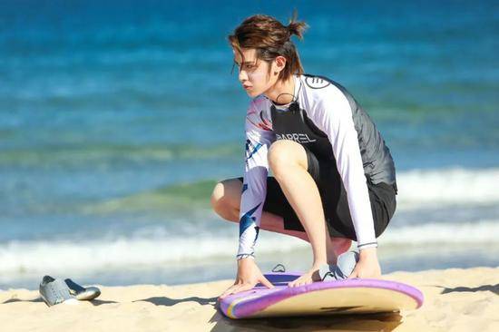 皮肤|同在夏日美黑店打工王一博都黑了 乔欣是在偷懒吗