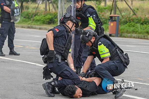 长沙公安组织开展"2020·星城之盾 特巡警拉动演练