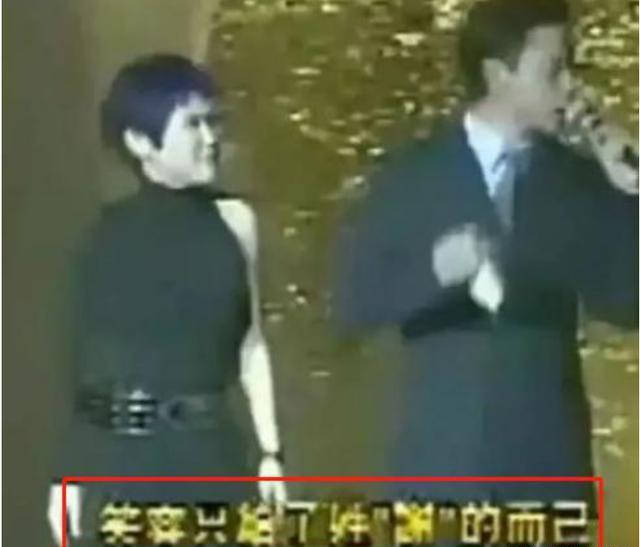 50岁王菲被小狼狗一把搂住,与谢霆锋的世纪复合再次告终?