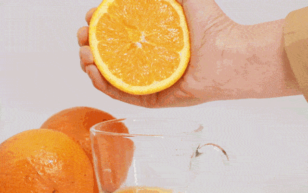 皮肤|同在夏日美黑店打工王一博都黑了 乔欣是在偷懒吗