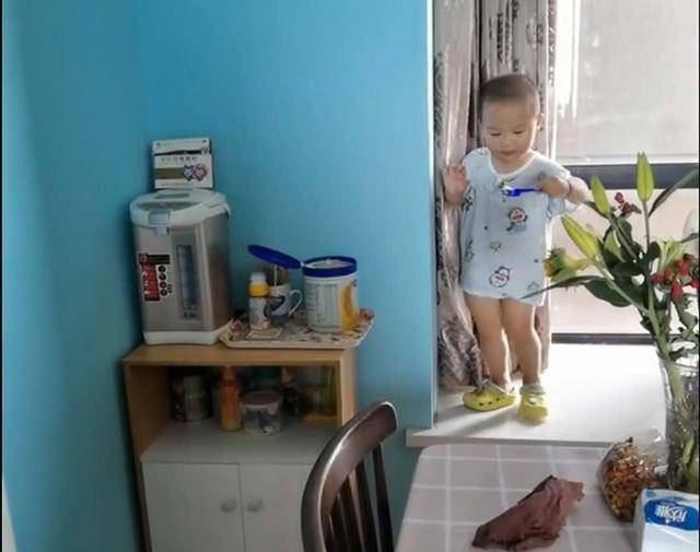 家中奶粉无故减少，妈妈对宝宝“暗中观察”后发现真相，网友笑翻