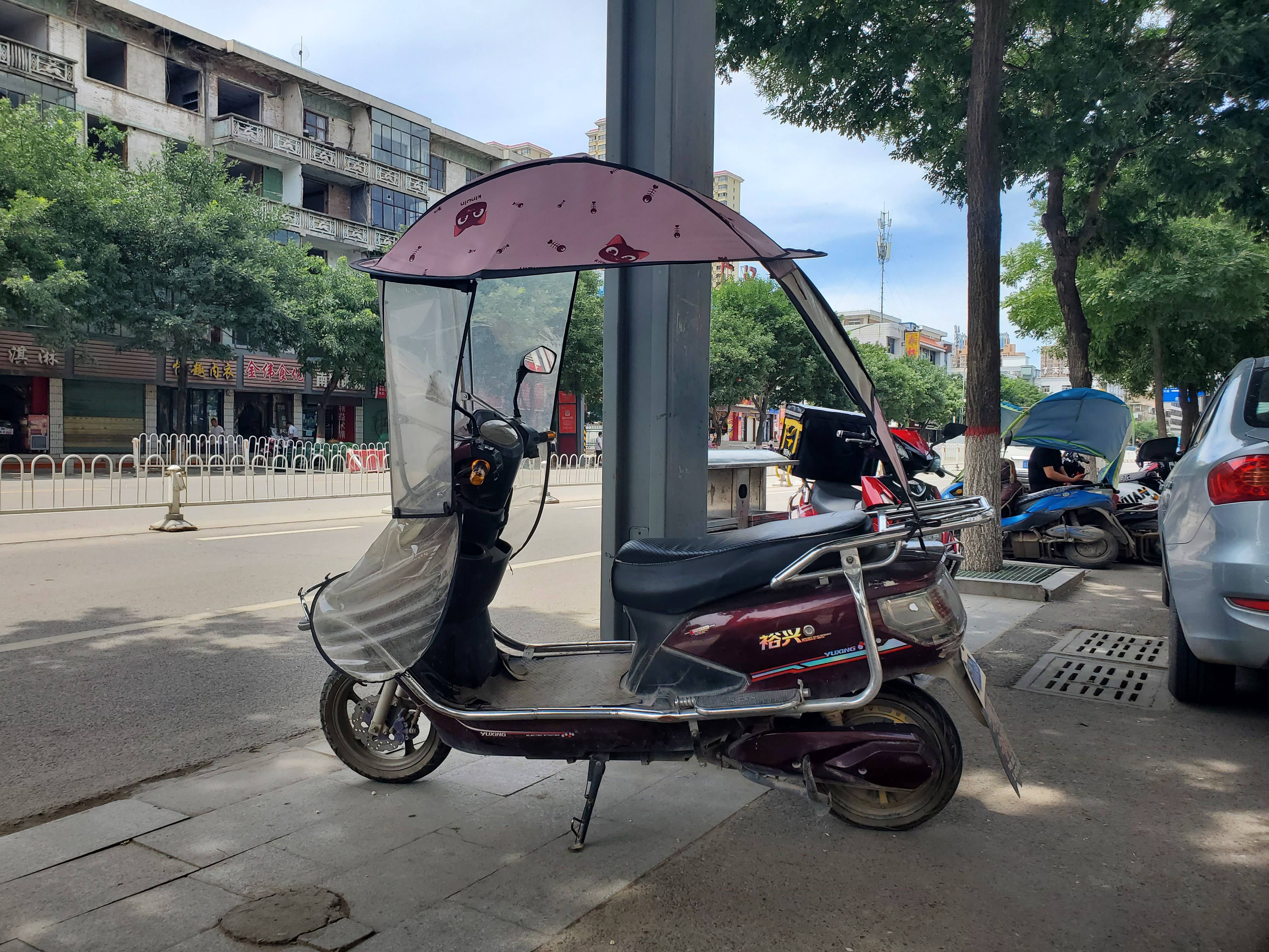 电动车加装遮阳伞危险属违法行为