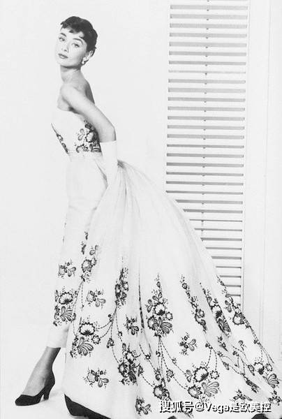 电影|欧美电影里最惊艳的裙子，妮可·基德曼颜值身材无可挑剔！